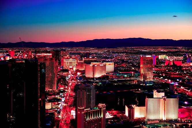 Group Discounted Walking Tour on the Las Vegas Strip With Photos and Champagne - Key Points