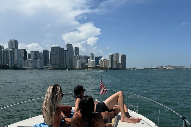 2 Hour Serenity and Scenic Yacht Tour With Champagne