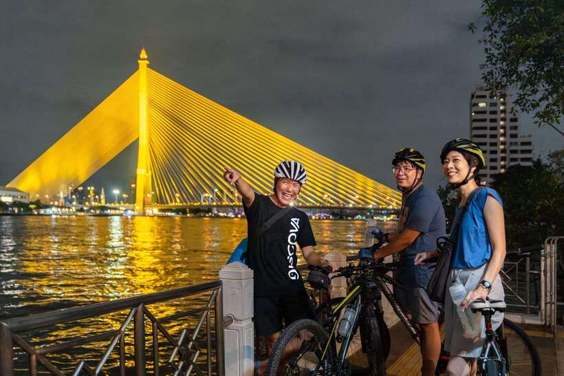 Bangkok: Night Bike Tour With Temples & Flower Market Visit