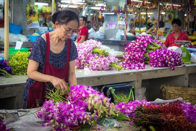 Bangkok Night Lights: Temple & City Tour by Tuk Tuk (SHA Plus)