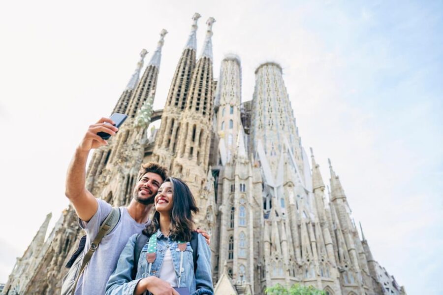 Barcelona: Tickets to Sagrada Familia, Romans & Jewish Tour - Tour Overview