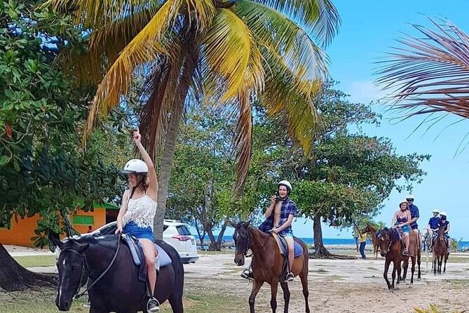 Beach Horseback Riding and Tubing Trip in Rio Bueno