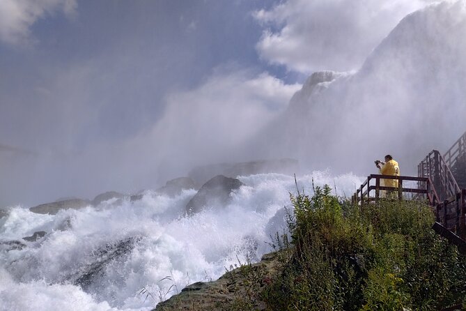 Boat and Cave of the Winds Tour (No Boat From Nov to April)