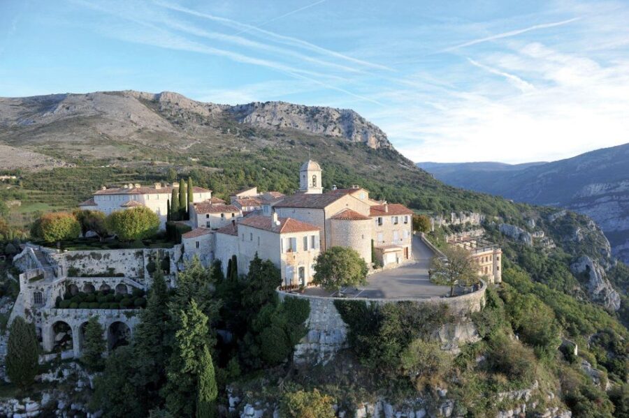 Countryside, Medieval Village and Lake Private Guided Tour