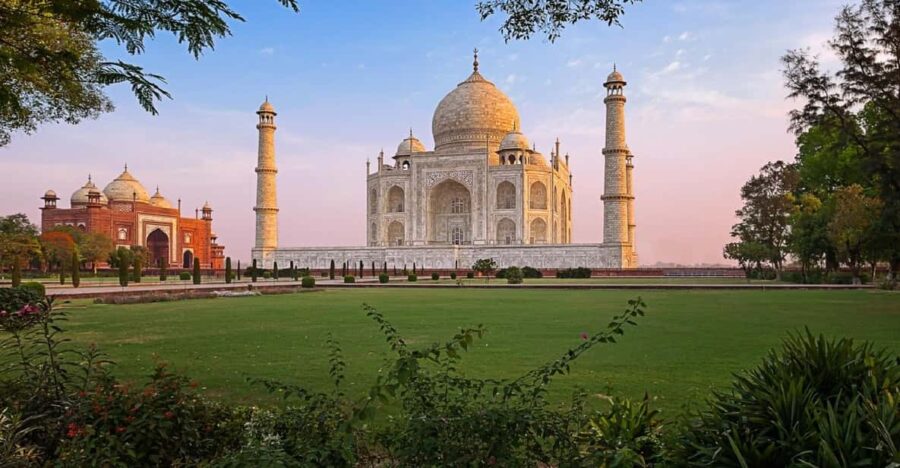 From Delhi: Taj Mahal, Agra Fort, and Baby Taj Day Trip
