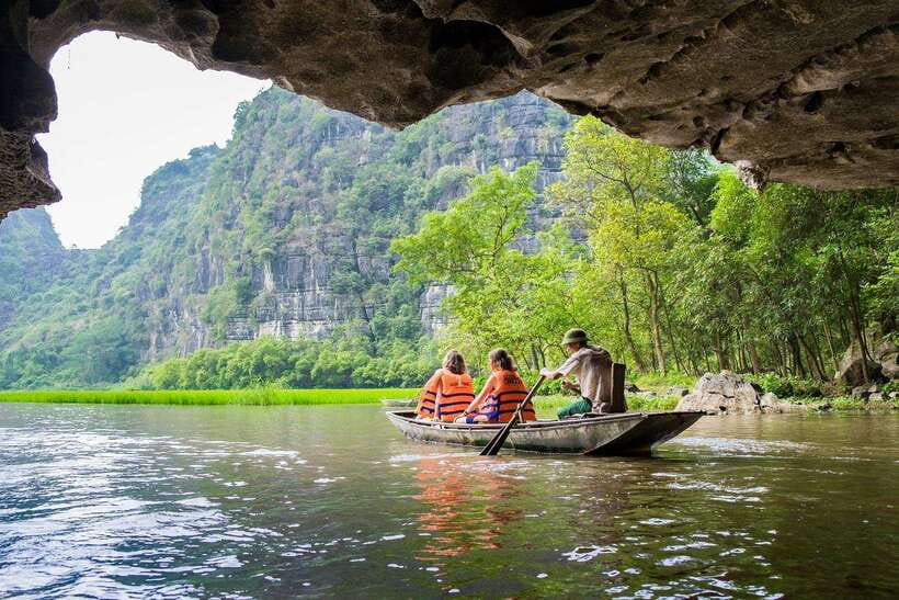 From Hanoi: Tam Coc or Trang An, Hoa Lu & Mua Cave Tour