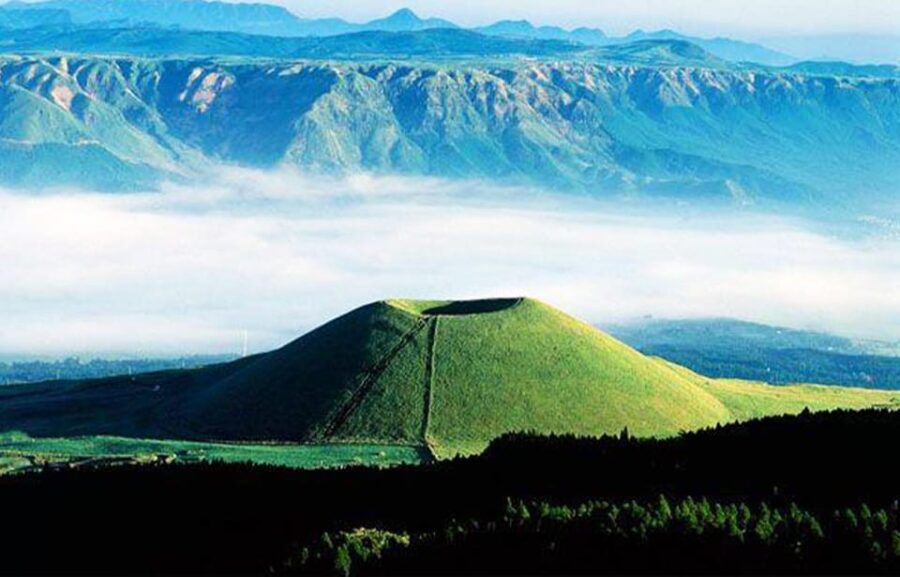 Fukuoka: Mount Aso Volcano, Kumamoto Castle, Grasslands Tour