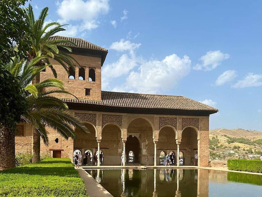 Granada: Albaicin and Sacromonte Guided Walking Tour