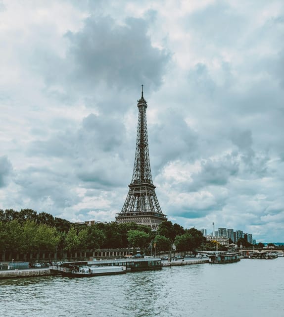 Guided Tour in Paris in a Vintage Car Arabic English Speaker