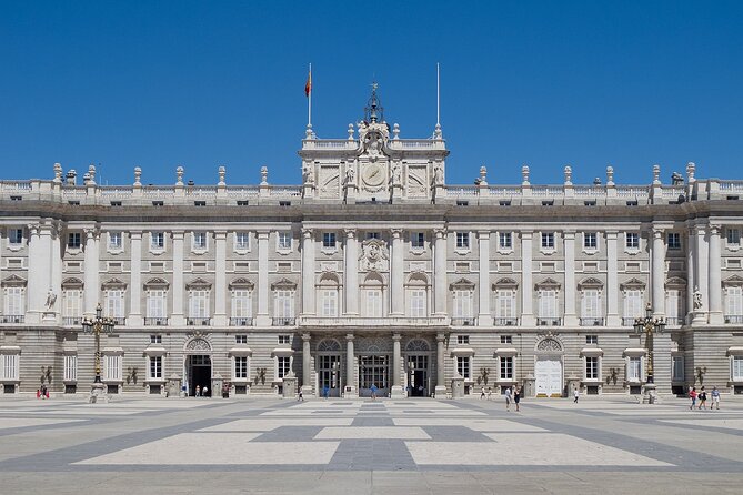 Guided Visit to the Royal Palace of Madrid Without Queues and 8 People per Group