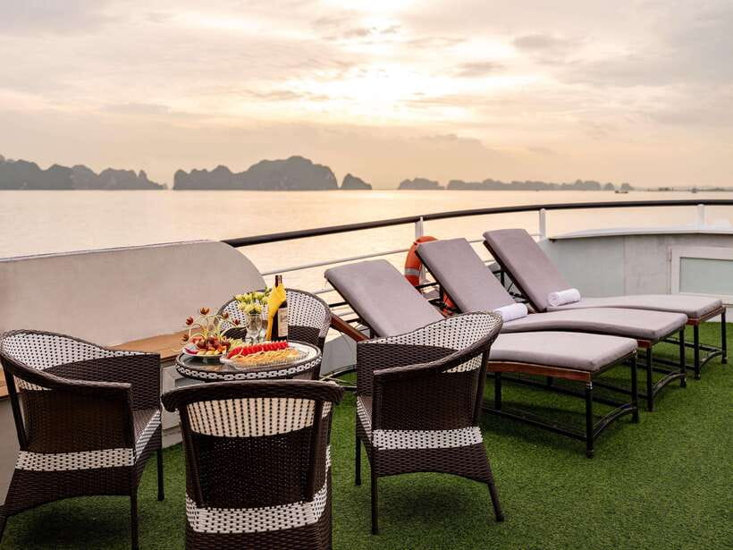 Ha Long Bay Deluxe Cruise & Kayaking – 1 Day