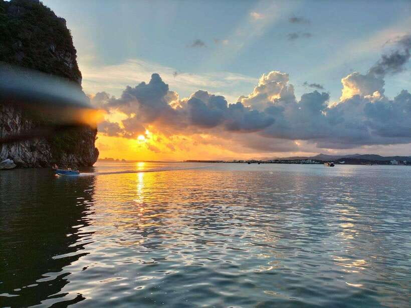 Halong Bay 1D- Sung Sot Cave- Titop Island- Kayaking & Lunch - Tour Overview