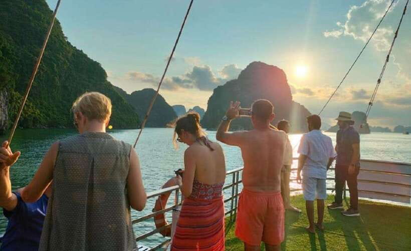 Hanoi: Full-Day Halong Bay Cruise With Kayak, Caves & Lunch