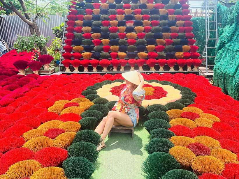 Hanoi: Incense, Hat, Lacquer Art Making Tour & Train Street