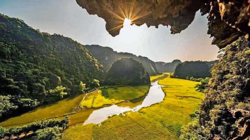 Hanoi: Ninh Binh – Halong on Land: Hoa Lu, Tam Coc, Mua Cave
