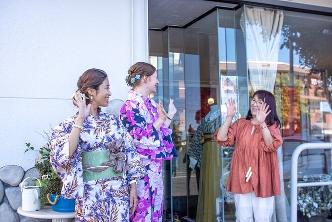 Hokkaido Jingu Shrine Private Walking Tour in Luxury Kimono