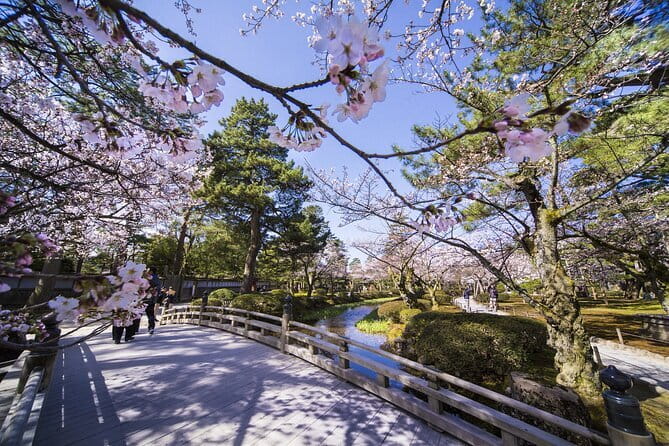 Kanazawa and Shirakawago Full Day Bus Tour