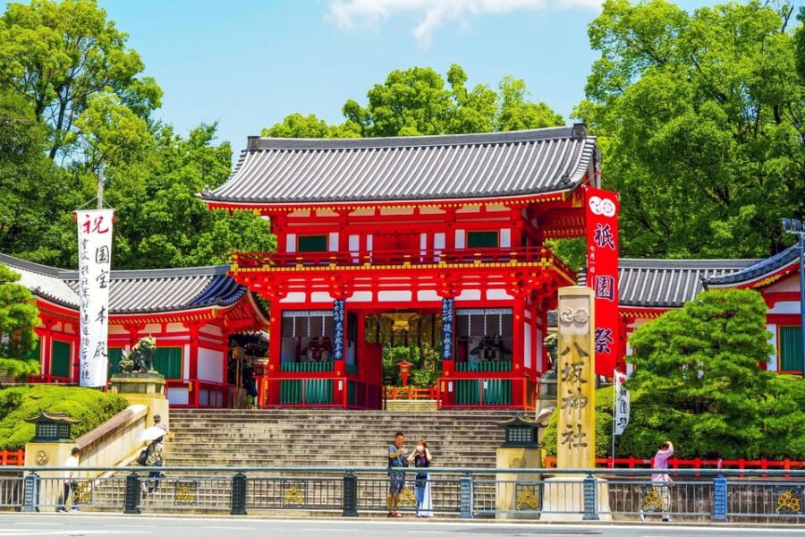 Kyoto: Gateway to Gion Walking Tour for First-Time Visitors