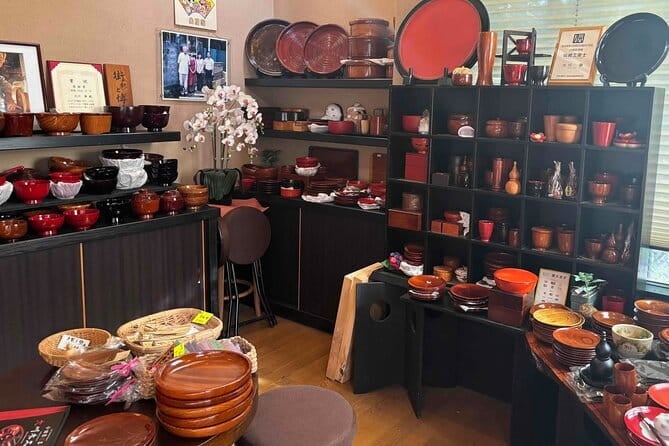 Lacquer Polishing Create Unique Japanese Tableware