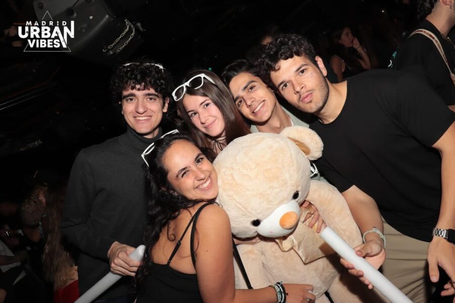 Madrid: Top Pub-Crawl With Drinks and Nightclub Entry - Overview and Pricing