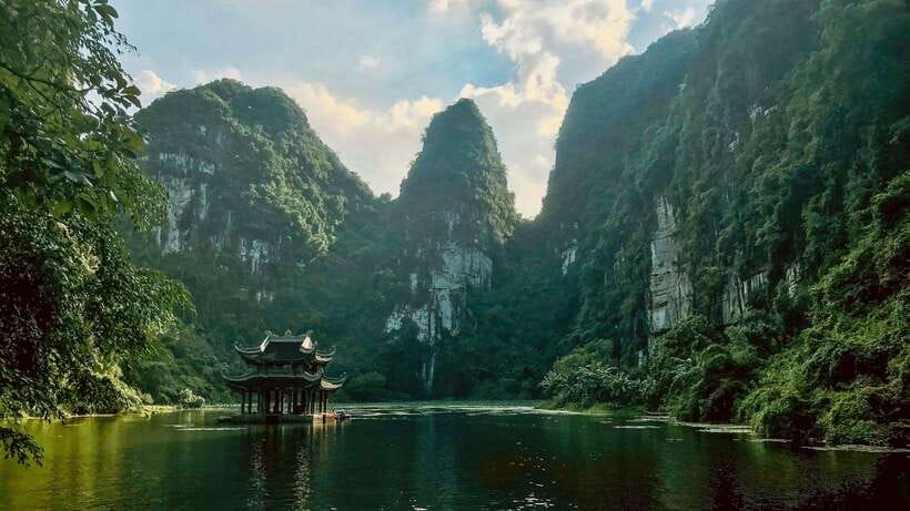 Ninh Binh Day Tour From Hanoi: Hoa Lu, Trang an and Mua Cave