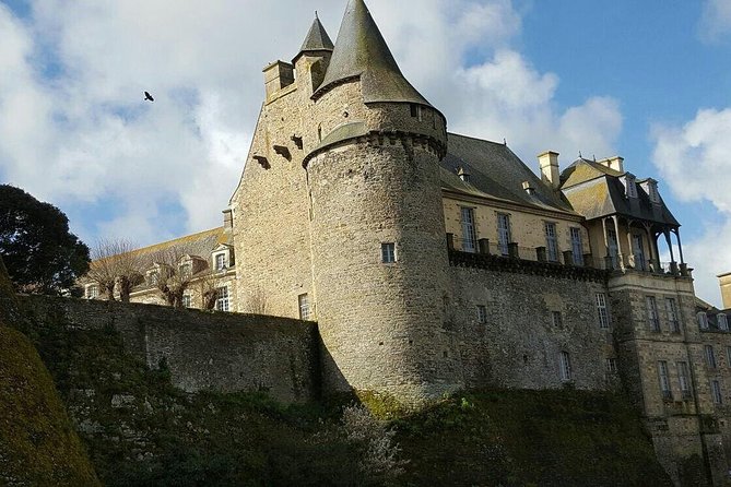 One Day Stroll in the Small Towns of Character of Ile Et Nilaine