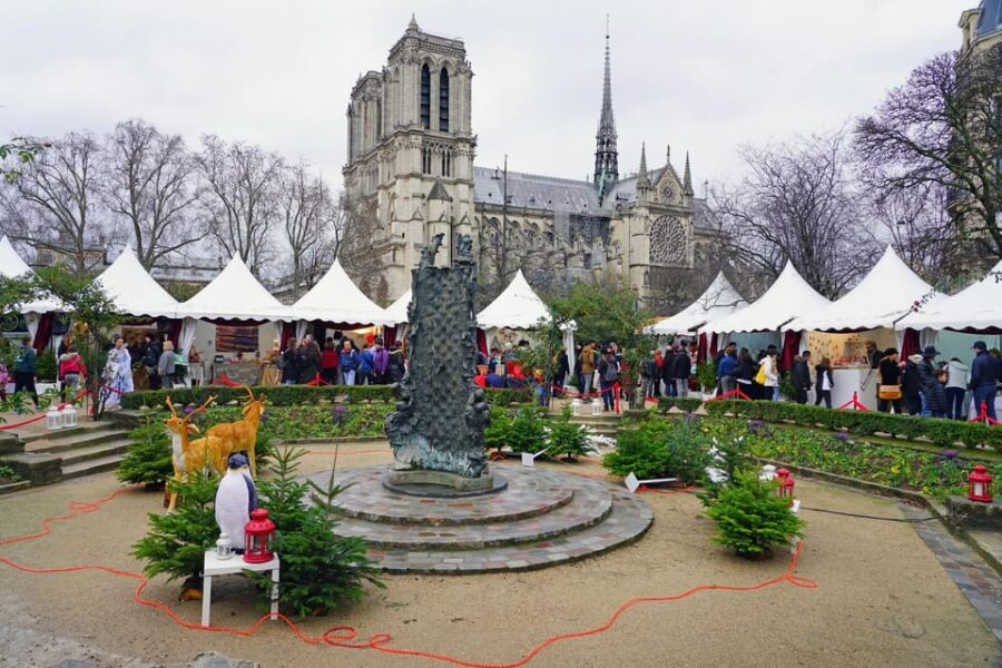 Paris: Christmas Market Guided at Notre Dame & Food Tasting