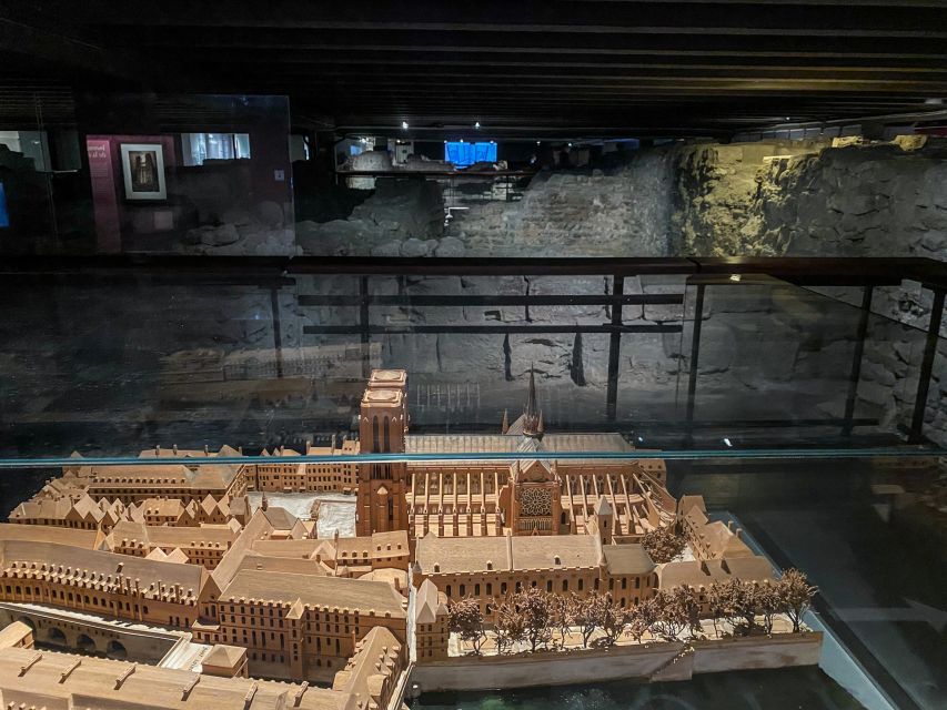 Paris: Île De La Cité and Notre Dame Walking Tour With Crypt