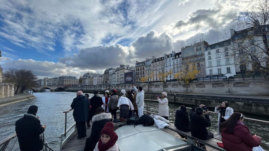 Paris: Illuminations River Cruise With Audio Commentary