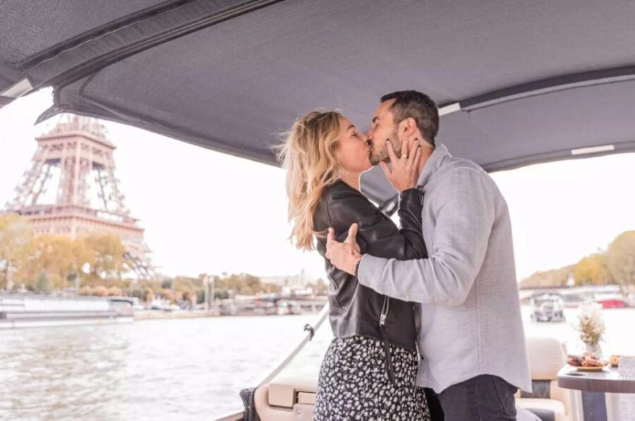 Paris Proposal / Private River Cruise + Photographer 1h - Proposal Overview