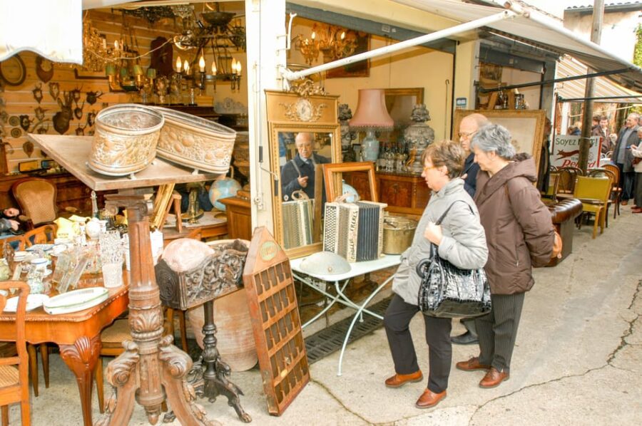 Paris: Saint Ouen Flea Market Guided Tour