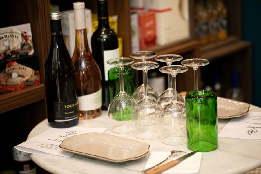 Paris: Tasting of 3 Wine and 3 Cheese - Overview of the Experience