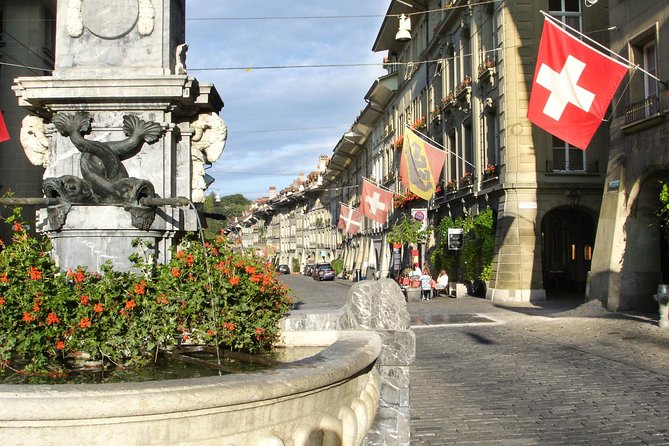 Private Trip From Geneva to the Swiss Capital – Bern & Paragliding in Interlaken