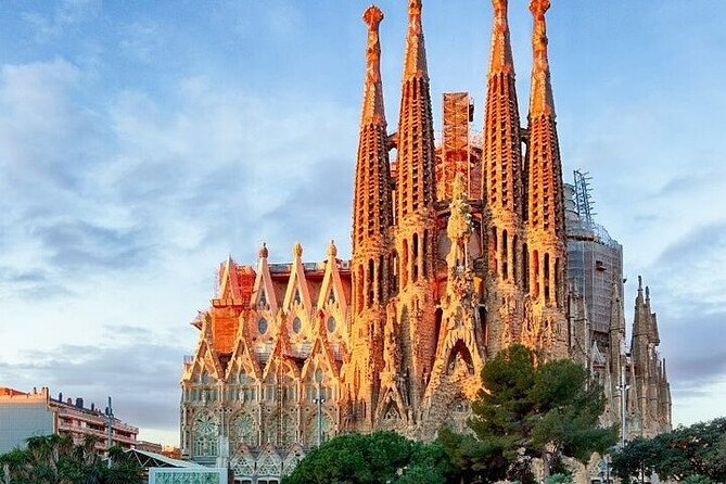Sailing Experience, Sagrada Familia and Casa Battló Small Group Tour - Pricing and Booking