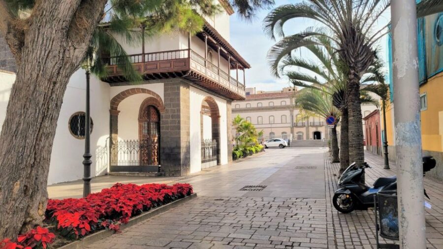 Santa Cruz: Self-guided Old Town Walk Sights and Specials - Captivating Plaza De España