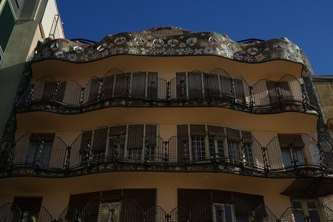 Small Group Modernism in Barcelona Walking Tour - Guide Identification