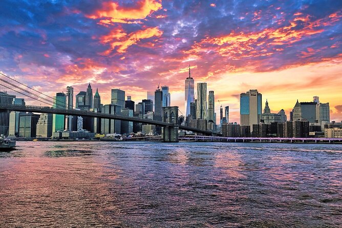 Statue of Liberty Skyline Evening Cruise on River in Manhattan - Yacht Amenities and Onboard Experience
