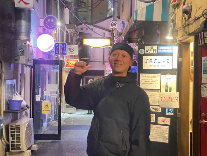 Tokyo: Golden Gai Private Bar Hopping Tour in Shinjuku