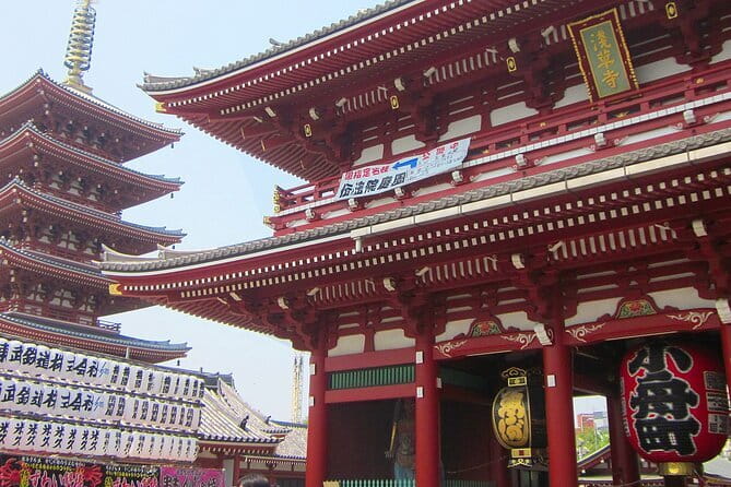 Tokyo Private Walk and Eat Tour With Local Guide