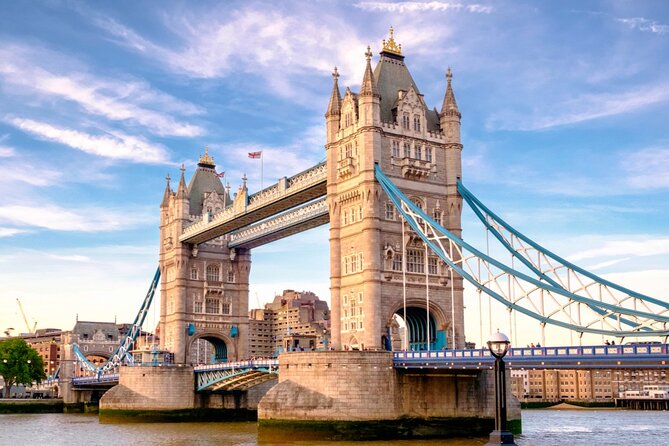 Wonders of London Bridge Self-Guided Tour and Exploration Game - Exploring the Iconic Architecture
