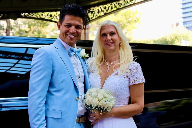 3.5hr Red Rock Limousine Tour With Champagne and Goodies - Inclusions