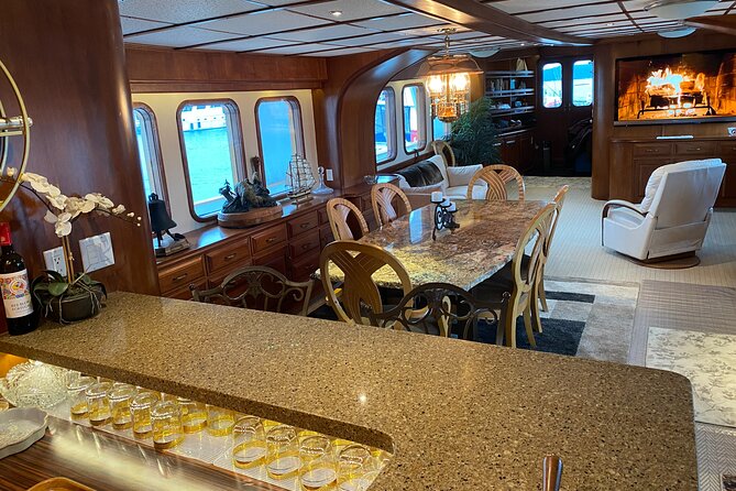 4 Course Dinner Cruise Plus Eco Tour Review - Unique Features of the Luxury Yacht Experience