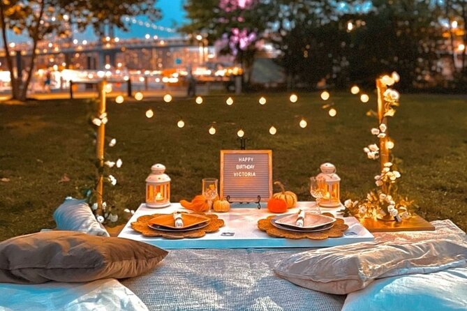 Central Park Luxury Picnic for 5 to 8 Person - Food and Beverage Options
