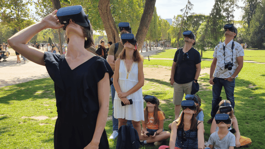 Paris : Immersive Eiffel Tower Tour With Virtual Reality