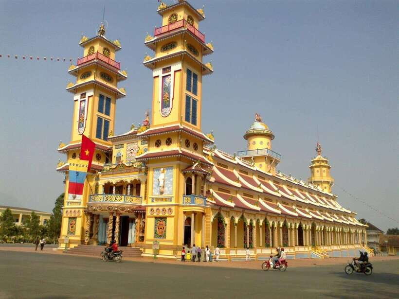 Ho Chi Minh: One Day Explore Cu Chi Tunnel & Cao Dai Holly - Discovering the Cu Chi Tunnels