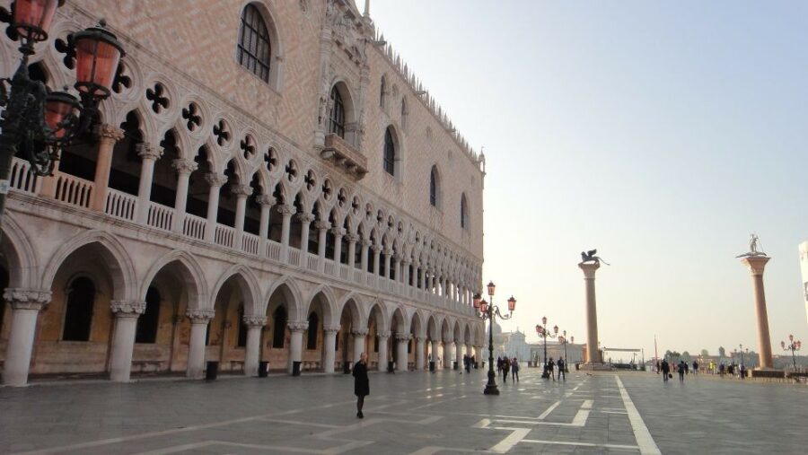 Venice: 1.5-Hour Wandering Around the City - Key Locations Explored