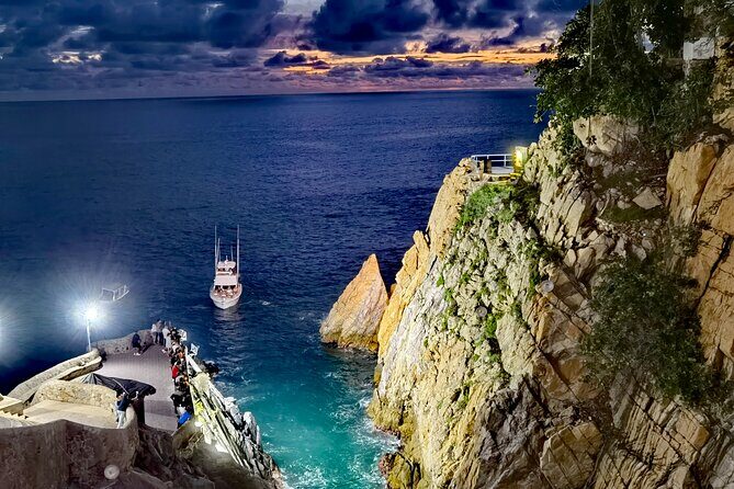 Different Versions of Sunset in "La Quebrada" High Cliff Divers - Is It Worth the Price?