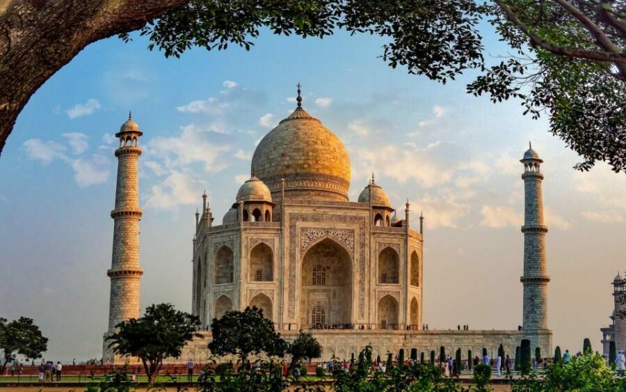 All Inclusive Taj Mahal Day Tour by Fastest Train From Delhi - Food and Meals