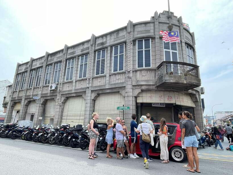 George Town: Heritage Walking Tour with Street Food Tasting - Visiting Iconic Landmarks
