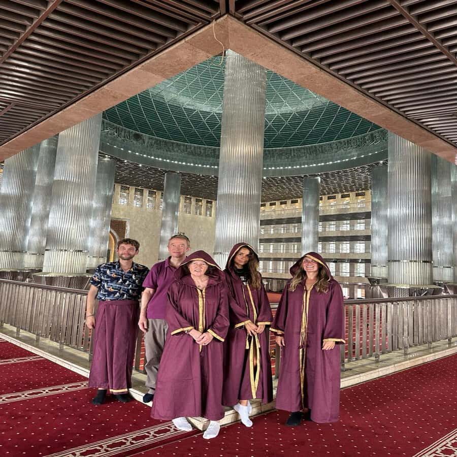 Jakarta Walking Tour: Explore Jakarta as the Locals do - Visiting the Grand Istiqlal Mosque and the Nearby Cathedral